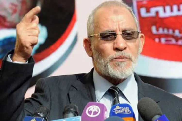 
	Mohamed Badia: outros dirigentes do grupo islamita tamb&eacute;m ser&atilde;o apresentados com Bad&iacute;a no Tribunal Penal do Cairo pelas mesmas acusa&ccedil;&otilde;es
 (Mahmud Khaled/AFP)
