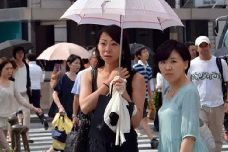 
	Japonesas se protegem do calor em T&oacute;quio: mais de mil pessoas s&atilde;o hospitalizadas diariamente em consequ&ecirc;ncia das altas temperaturas, que superam os 35 graus
 (Yoshikazu Tsuno/AFP)