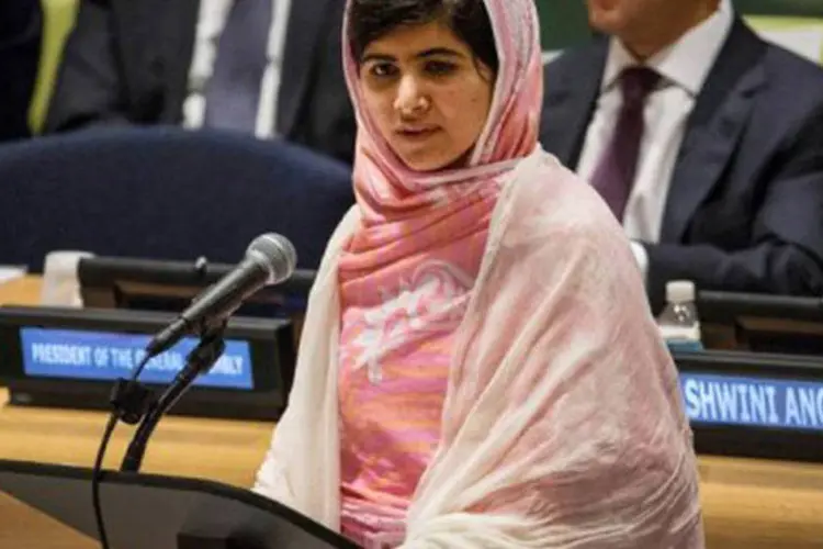 Malala discursa na sede da ONU, em Nova York: "eles pensaram que a bala iria nos silenciar, mas eles falharam", disse Malala na Assembleia de Jovens da ONU em seu aniversário de 16 anos (Andrew Burton/AFP)
