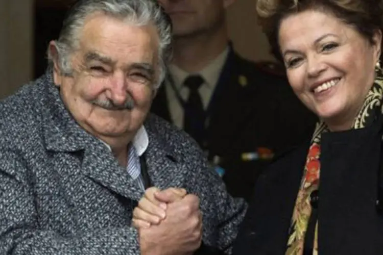 
	Jos&eacute; Mujica e Dilma Rousseff: Mujica pediu a Dilma que n&atilde;o fa&ccedil;a campanha de recrutamento no Uruguai, preocupado com impacto que pode ter oferta tentadora sobre m&eacute;dicos uruguaios
 (Pablo Porciuncula/AFP)