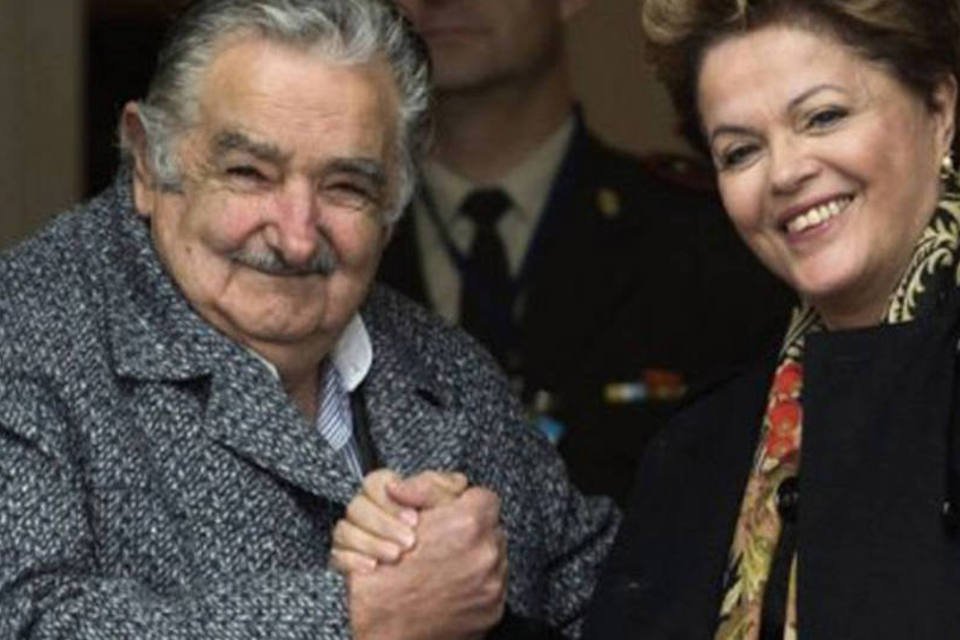Presidente do Uruguai, José Mujica, recebe Dilma Rousseff na sede do Mercosul, em Montevidéu: reunião também conta com a presença dos presidentes da Argentina, Venezuela, Bolívia, e Honduras (Pablo Porciuncula/AFP)