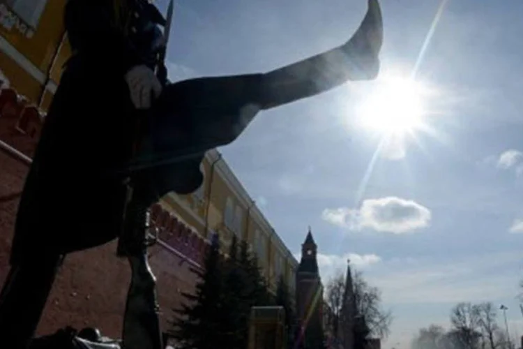 Soldados durante cerimônia em Moscou: casal russo morava há mais de 20 anos na Alemanha, onde tinha uma vida comum para dissimular as atividades de agentes secretos, disse advogado (Kirill Kudryavtsev/AFP)