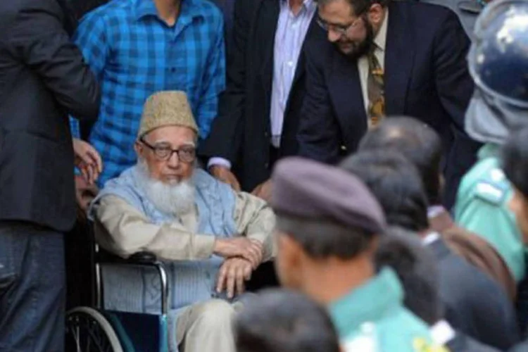 Líder islamita Ghulam Azam em Daca, em 2012: acusação comparou Azam a Adolf Hitler pelo papel de "guia" nos massacres durante a violenta guerra de independência (Munir Uz Zaman/AFP)