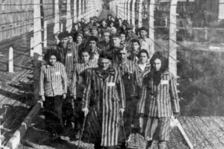
	Foto do campo de concentra&ccedil;&atilde;o de Auschwitz em 1945: os bancos su&iacute;&ccedil;os, acusados de possuir contas judias inativas, entregaram em 1998 1,25 bilh&atilde;o de d&oacute;lares ao Congresso Judeu Mundial
 (AFP/AFP)