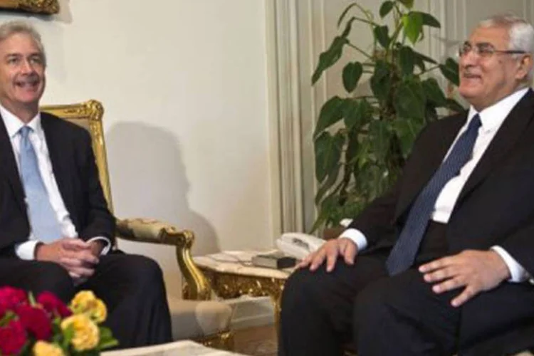 O presidente interino do Egito, Adly Mansour (d), recebe o subsecretário de Estado americano, William Burns: encontro será para expressar o apoio americano ao povo egípcio para o fim da violência e por uma transição que leve a um governo civil e eleito democraticamente (Khaled Desouki/AFP)