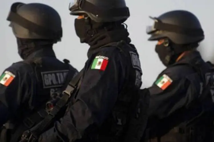Polícia federal mexicana escolta membro do grupo Los Zetas em 2011: Treviño é acusado de formação de quadrilha, homicídios, tortura, lavagem de dinheiro e por matar imigrantes, disse porta-voz do gabinete de Segurança do México (Yuri Cortéz/AFP)