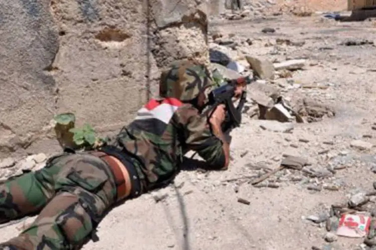 Soldado sírio durante operação em Jobar, nas proximidades de Damasco: vídeos divulgados pelo OSDH mostram corpos no chão, alguns com marcas de tiros na cabeça e outros no peito (AFP)