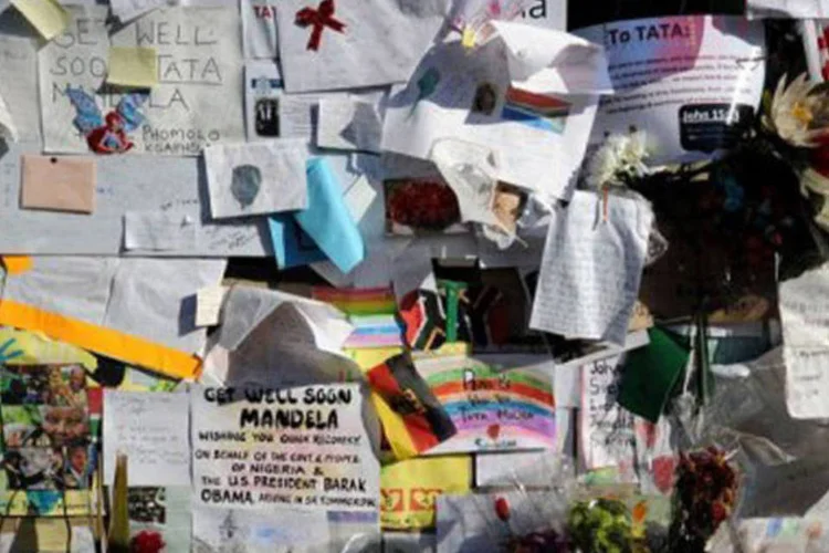 Muro com mensagens para Mandela deixadas em frente ao hospital onde continua hospitalizado: o dia 18 de julho foi declarado "Mandela Day" em 2010 pela ONU, que convocou os cidadãos do mundo inteiro a fazer uma boa ação em sua homenagem  (Stephane de Sakutin/AFP)