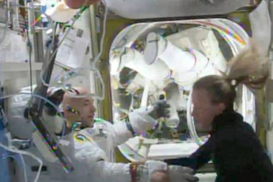 Vazamento em capacete de astronauta aborta missão espacial