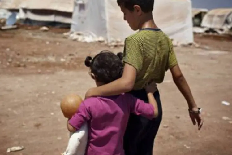 Crianças no campo de refugiados de Bab al-Salam, na cidade síria de Azaz: cerca de 1,8 milhão de pessoas se refugiaram nos países vizinhos da Síria, enquanto uma média de 6.000 cidadãos fogem do país todos os dias, afirma ONU (Jm Lopez/AFP)