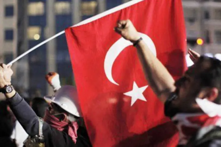 
	Turcos gritam palavras de ordem durante um protesto na pra&ccedil;a Taksim, em Istambul: comit&ecirc;s curdos expulsaram combatentes que representavam Al Qaeda na fronteira da Turquia com a S&iacute;ria
 (Gurcan Ozturk/AFP)