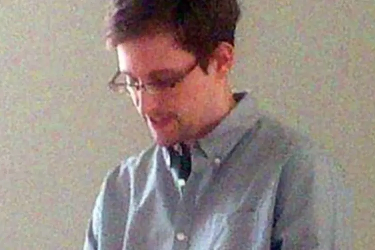 O americano Edward Snowden no aeroporto de Sheremetyevo, em Moscou: "advertimos Snowden que qualquer atividade dele que possa prejudicar a relação Rússia-EUA é inaceitável", disse presidente russo, Vladimir Putin (Tanya Lokshina/AFP)