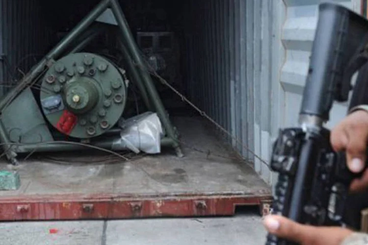
	Soldado panamenho monta guarda diante de cont&ecirc;iner: navio transportava armas que Cuba tentava enviar atrav&eacute;s do Canal do Panam&aacute;, sem declar&aacute;-las, para serem reparadas no pa&iacute;s asi&aacute;tico
 (Rodrigo Arangua/AFP)