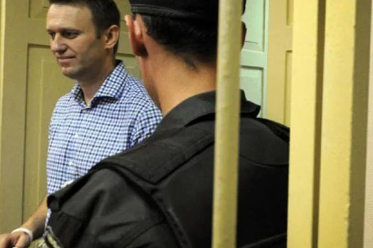 O líder da oposição russa, Alexei Navalny, chega à sala de julgamento: as acusações não foram confirmadas e levantam dúvidas sobre Estado de direito russo, segundo chefe da diplomacia europeia (Vasily Maximov/AFP)
