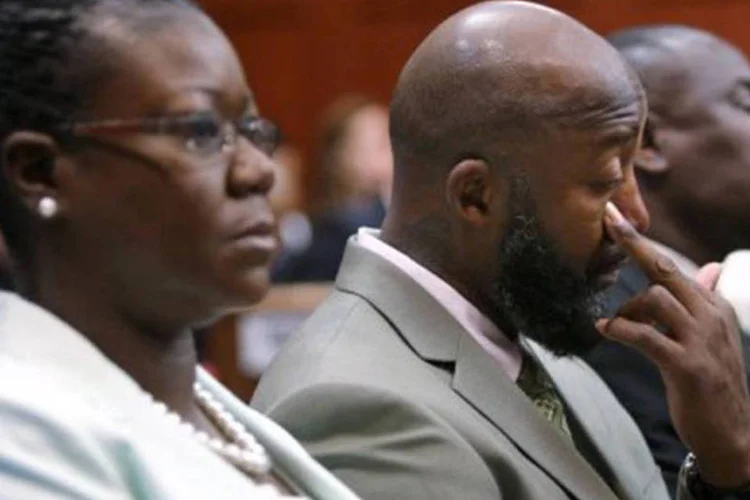 
	Sybrina Fulton e Tracy Martin, pais do jovem morto, assistem ao julgamento do vigia George Zimmerman, na Fl&oacute;rida: m&atilde;e do garoto acredita que sistema judici&aacute;rio dos EUA &quot;falhou com seu filho&quot;
 (AFP)