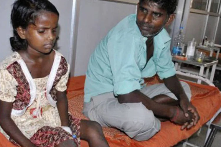 Menina se recupera da intoxicação alimentar, em um hospital: crianças comeram prato de arroz e lentilhas preparado numa escola de Bihar, um dos Estados mais pobres da Índia (AFP)