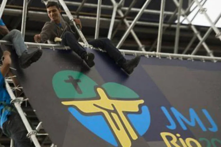 Operários montam o palco que irá receber o Papa na Praia de Copacabana: Francisco chega na segunda-feira ao país com o maior número de católicos do mundo (123 milhões), mas onde o número de evangélicos tem crescido fortemente nos últimos 30 anos (Christophe Simon/AFP)