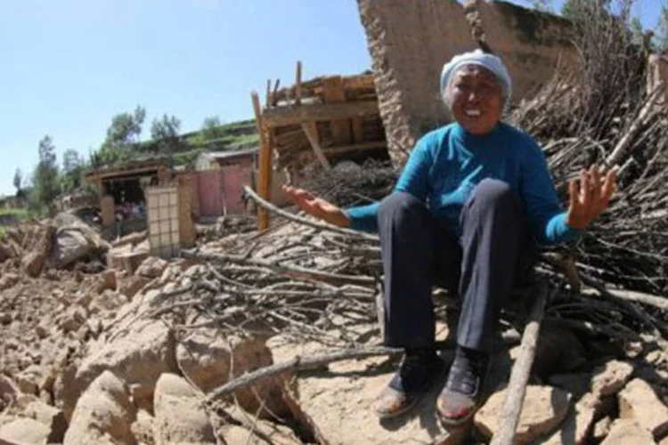 
	Moradora chora nos destro&ccedil;os da sua casa, na cidade de Dingxi, na China: ir&atilde;o ocorrer fortes chuvas na regi&atilde;o nas pr&oacute;ximas horas, o que pode complicar o trabalho dos socorristas, segundo previs&otilde;es
 (AFP)