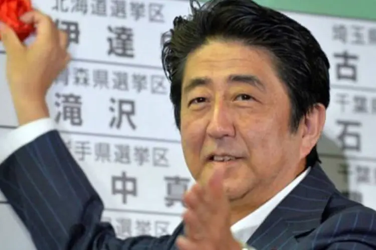 
	Shinzo Abe: projeto de seu governo confirma inten&ccedil;&atilde;o das autoridades de reduzir pela metade d&eacute;ficit p&uacute;blico entre mar&ccedil;o de 2011 e mar&ccedil;o de 2016
 (Kazuhiro Nogi/AFP)