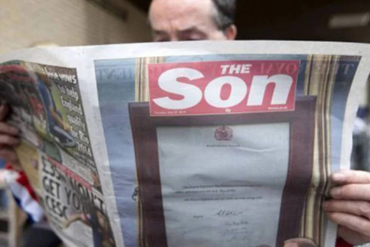 Uma cópia do jornal britânico The Sun, que hoje foi renomeado como "The Son" (o filho, em inglês): "parece uma maneira apropriada de celebrar um momento tão transcendental", afirma a publicação (Justin Tallis/AFP)