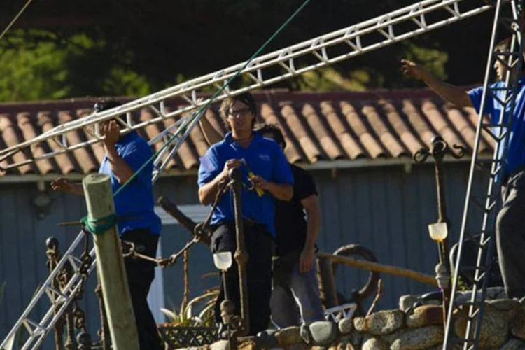 Especialistas preparam a exumação dos restos de Neruda em abril de 2013, em Isla Negra (Martin Bernetti/AFP)
