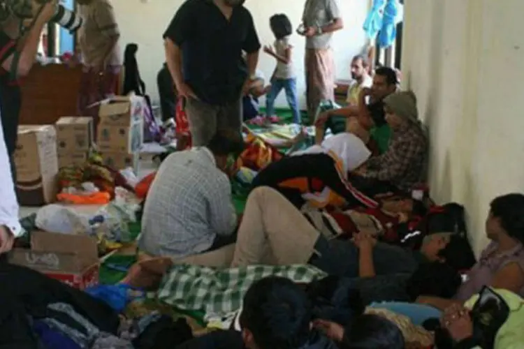 
	Sobreviventes descansam em povoado da ilha de Java ap&oacute;s resgate: at&eacute; o momento foi confirmada a morte de cinco crian&ccedil;as - entre elas um beb&ecirc; de 18 meses -, uma mulher gr&aacute;vida e um homem
 (AFP)