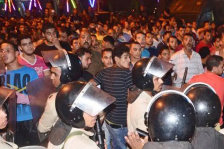 Polícia em guarda, depois de um ataque explosivo na cidade de Dahqaliya, no Egito: partidários de Mursi publicaram um comunicado para "condenar o atentado criminoso" (Sayed Baz/AFP)