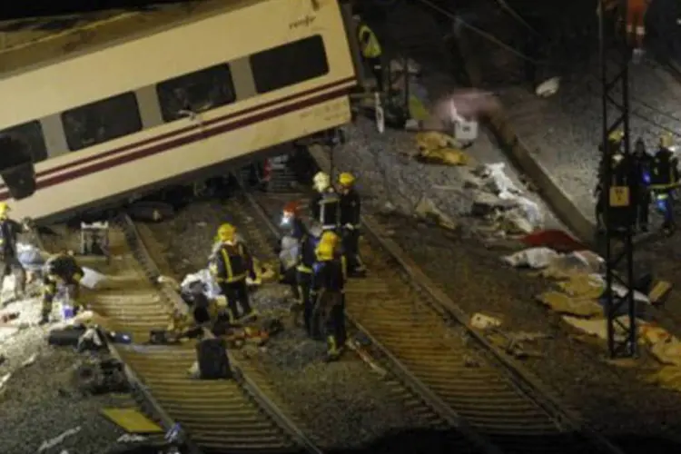 Equipes de resgate prestam socorro às vítimas do acidente com o trem na Espanha: de acordo com o governo regional, o trem transportava 222 passageiros e fazia a ligação entre Madri e a cidade de El Ferrol, na Galícia (Miguel Riopa/AFP)