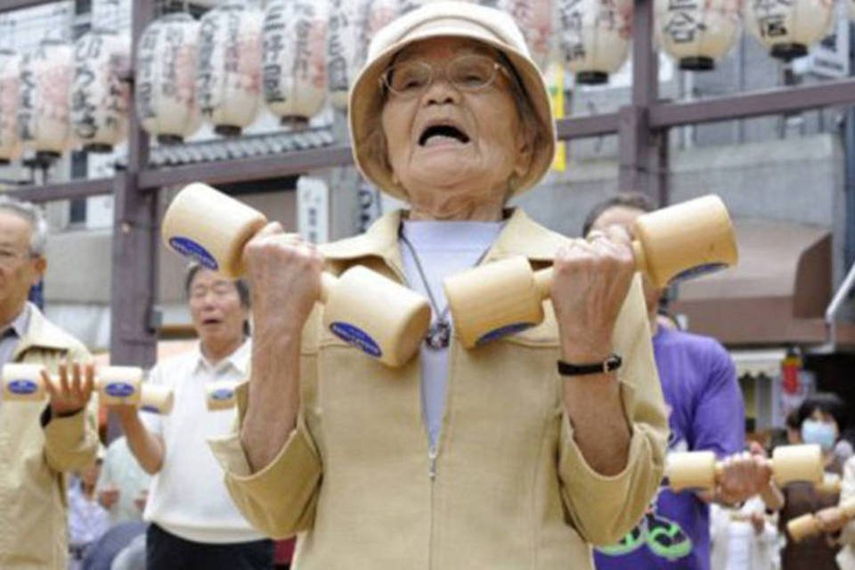 
	Japonesa durante exerc&iacute;cios: japoneses s&atilde;o famosos por longevidade, que pode ser atribu&iacute;da a alimenta&ccedil;&atilde;o saud&aacute;vel, &nbsp;vida ativa e a sistema de previd&ecirc;ncia social que facilita aten&ccedil;&atilde;o m&eacute;dica
 (AFP)