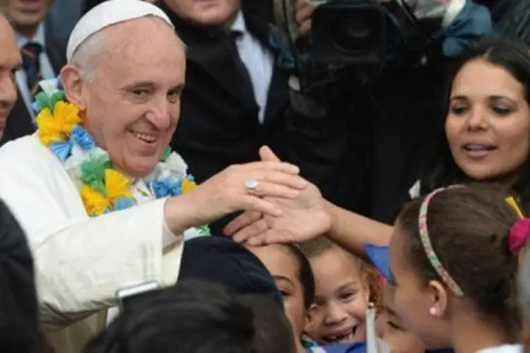 Papa Francisco é cercado pela multidão de fiéis na favela da Varginha: "nenhum esforço de pacificação será duradouro, não haverá harmonia e felicidade para uma sociedade que ignora, que deixa à margem, que abandona na periferia parte de si mesma", ressaltou (Yasuyoshi Chiba/AFP)