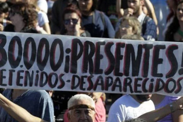 
	Homem reivindica desaparecidos e detidos durante a ditadura em protesto na Argentina: governo ofereceu recompensa de 2 milh&otilde;es de pesos (cerca de R$ 826 mil) a quem fornecer &quot;dados &uacute;teis que sejam determinantes para a deten&ccedil;&atilde;o&quot; dos fugitivos
 (Alejandro Pagni/AFP)