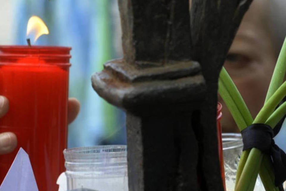 Flores, velas e oferendas a Santiago por vítimas acidente