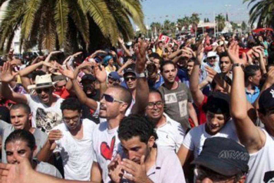 Tunisianos fazem protesto noturno diante de Assembleia