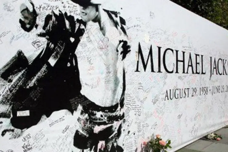 
	Painel em que os f&atilde;s de Michael Jackson escreveram homenagens ao &quot;rei do pop&quot;: Jackson era uma figura perigosa pelas revela&ccedil;&otilde;es pessoais que poderiam vir &agrave; tona, segundo testemunha
 (Angela Weiss/AFP)