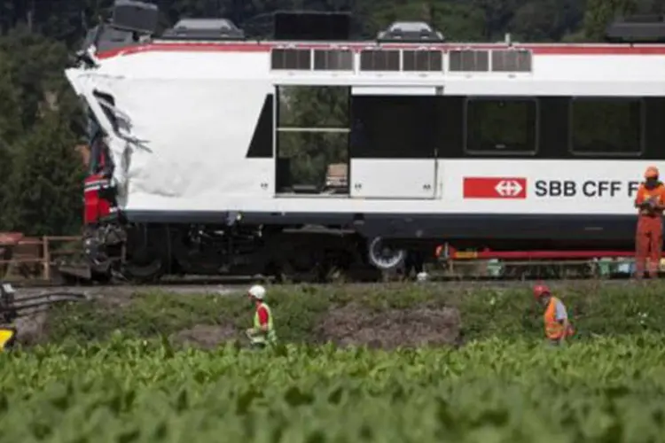 Trem que sofreu colisão na Suíça: desrespeito à sinalização "é a principal hipótese com base nos elementos que o Ministério Público e os investigadores têm", disse porta-voz policial (Boris Heger/AFP)