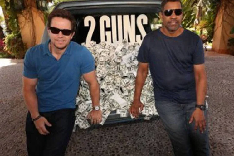 Os atores de "Dose dupla" Mark Wahlberg (e) e Denzel Washington: no filme, Washington interpreta um agente da agência antidrogas dos EUA infiltrado em um cartel de drogas mexicano, juntamente com um agente do serviço de investigação criminal interpretado por Wahlberg (Christopher Polk/AFP)