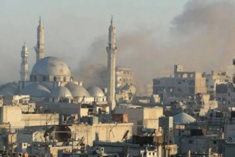 
	Fuma&ccedil;a &eacute; vista na cidade de Homs: cerca de 2.500 pessoas est&atilde;o na cidade velha de Homs e as for&ccedil;as do governo v&atilde;o deixar mulheres e crian&ccedil;as sa&iacute;rem de l&aacute;
 (AFP)