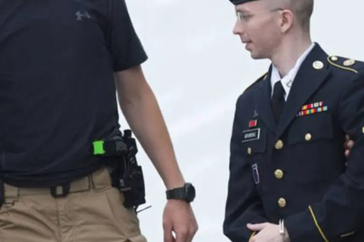 Bradley Manning deixa o tribunal após ouvir o veredito: soldado americano aguarda, a partir desta quarta, sua sentença, após ter sido condenado por um tribunal militar por espionagem, mas não por ajuda ao inimigo (Saul Loeb/AFP)