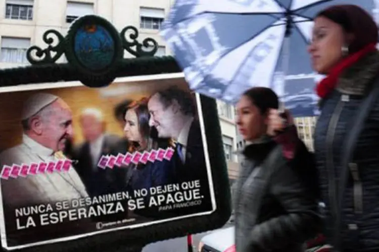 Cartaz mostra Kirchner e papa Francisco em Buenos Aires: uso do cartaz "não caiu bem", disse uma fonte eclesiástica (AFP)