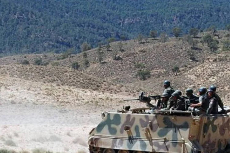 
	Soldados tunisianos na regi&atilde;o do Monte Chaambi, na Tun&iacute;sia: opera&ccedil;&otilde;es foram lan&ccedil;adas na mesma &aacute;rea onde militantes emboscaram e mataram oito soldados no m&ecirc;s passado
 (Abderrazek Khlif/AFP)