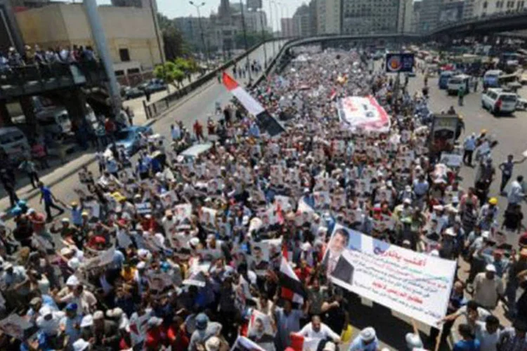 
	Partid&aacute;rios de Mursi em manifesta&ccedil;&atilde;o no Cairo contra o governo: manifesta&ccedil;&otilde;es ocorreram um dia ap&oacute;s o secret&aacute;rio americano de Estado, John Kerry, afirmar que o ex&eacute;rcito do Egito &quot;restabeleceu a democracia&quot; quando dep&ocirc;s Mursi
 (Fayez Nureldine/AFP)