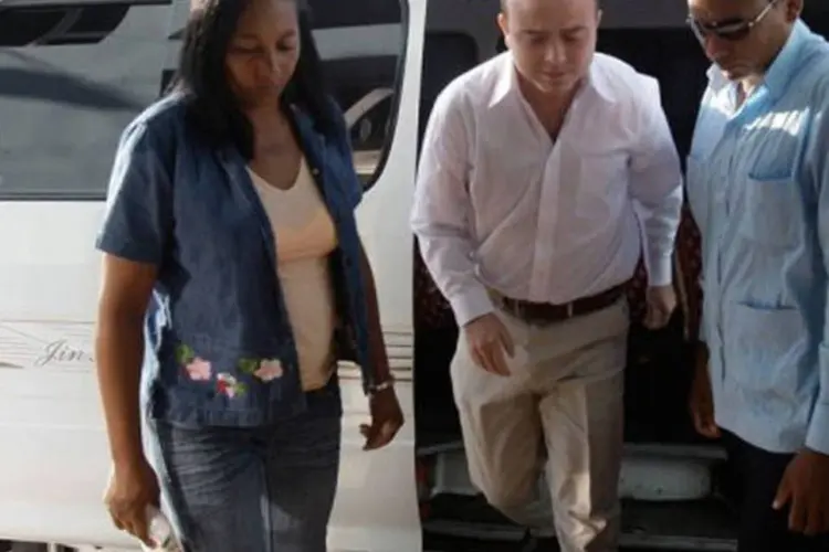 O espanhol José Angel Carromero (centro) chega ao tribunal de Bayamo, em Cuba, em 2012: Oswaldo Payá "saiu vivo do acidente" e a versão oficial sobre excesso de velocidade foi "um álibi perfeito", afirmou Carromero (Ismael Francisco/AFP)