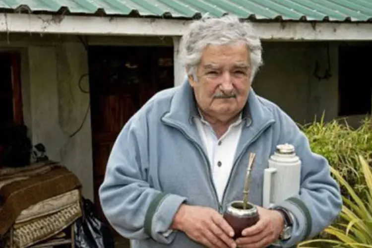O presidente uruguaio, José Mujica, na frente de casa, em Montevidéu: projeto pretende fazer do Uruguai o primeiro país a assumir o controle de todo o processo de produção e venda da maconha (Mario Goldman/AFP)
