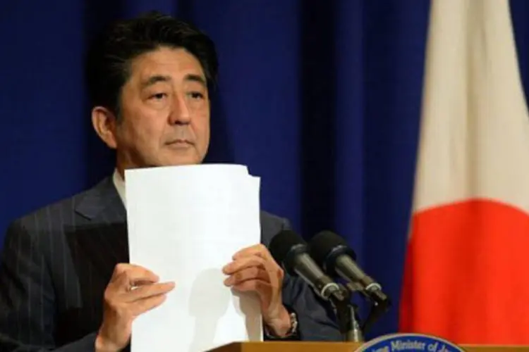 
	Shinzo Abe: para dirigente do FMI, programa de est&iacute;mulo, conhecido como &quot;Abenomics&quot;, at&eacute; agora tem sido eficaz para combater a defla&ccedil;&atilde;o e o ritmo fraco de crescimento
 (Ted Aljibe/AFP)