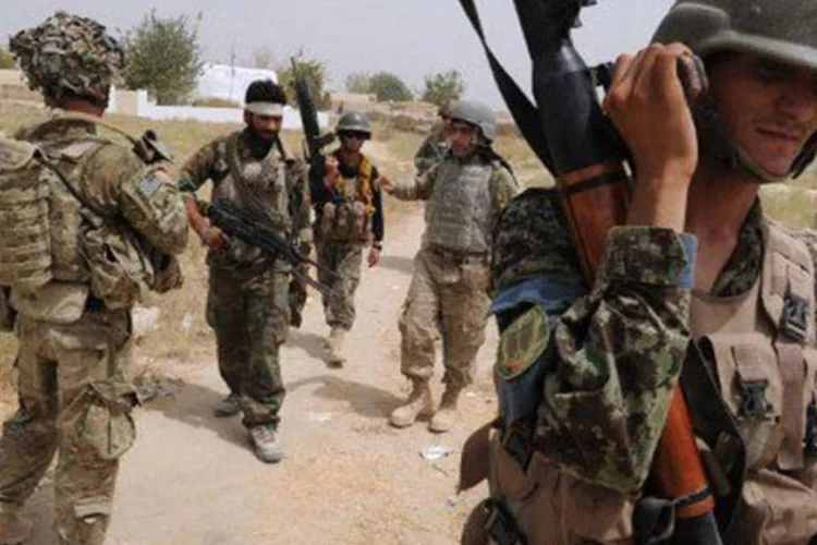 
	Tropas americanas patrulham a aldeia de Sangsar, no Afeganist&atilde;o: os EUA t&ecirc;m atualmente 38 mil militares em territ&oacute;rio afeg&atilde;o como parte da miss&atilde;o da Isaf
 (Romeo Gacad/AFP)