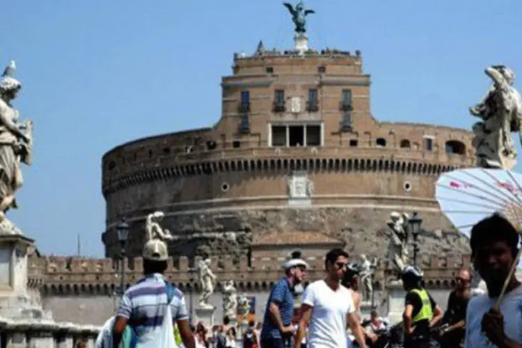 
	Turistas passeiam por uma rua movimentada de Roma, capital da It&aacute;lia: cidade pode sediar jogos de 2024
 (Alberto Pizzoli/AFP)