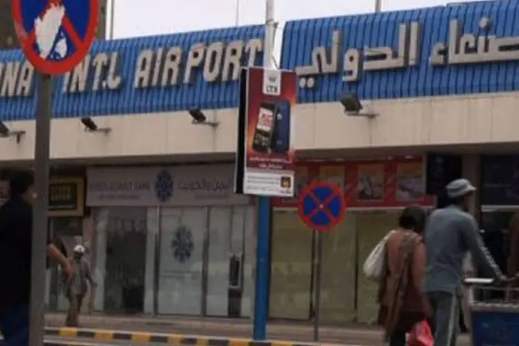 Passageiros chegam ao Aeroporto Internacional de Sana para deixar o Iêmen: aeronave, acompanhada por outra que desempenhava funções de apoio, decolou com direção à base americana de Ramstein, na Alemanha (AFP)