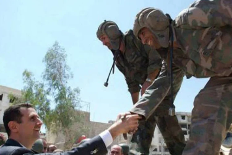 Presidente Bashar al-Assad cumprimenta soldados na cidade de Daraya, na Síria: relatório insiste na situação nos acampamentos, em particular o de Zaatari, na Jordânia, que recebe 130 mil pessoas (AFP)