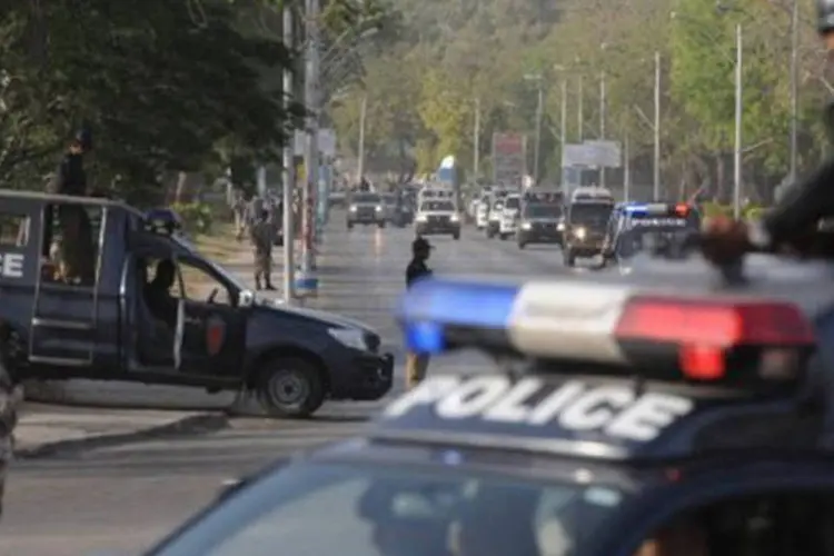 Polícia paquistanesa em Karachi: segundo polícia, bomba foi colocada em uma moto estacionada fora de um estádio (Asif Hassan/AFP)