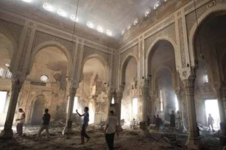 Moradores caminham pela mesquita de Rabaa al-Adawiya, no Cairo, nesta quinta-feira (15) (Khaled Desouki/AFP)